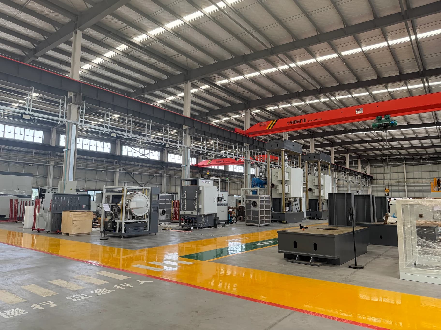 Furnace assembly and vertical pressing equipment beneath overhead cranes in Haoyue's manufacturing workshop