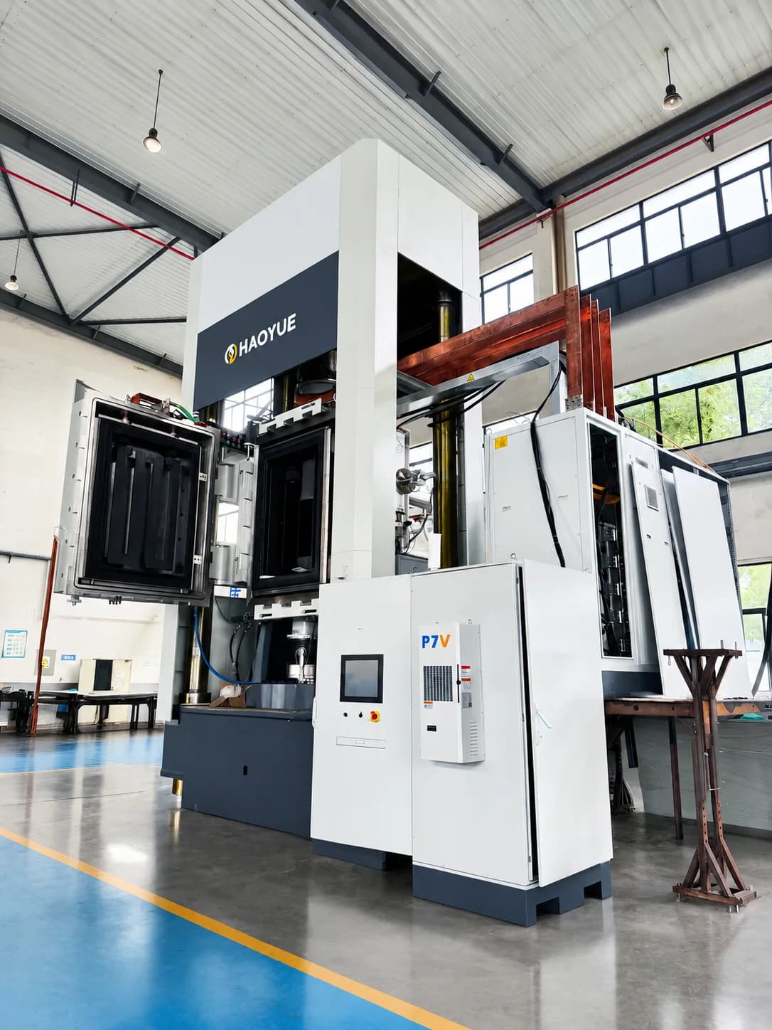 Open Haoyue furnace chamber during assembly and engineering inspection